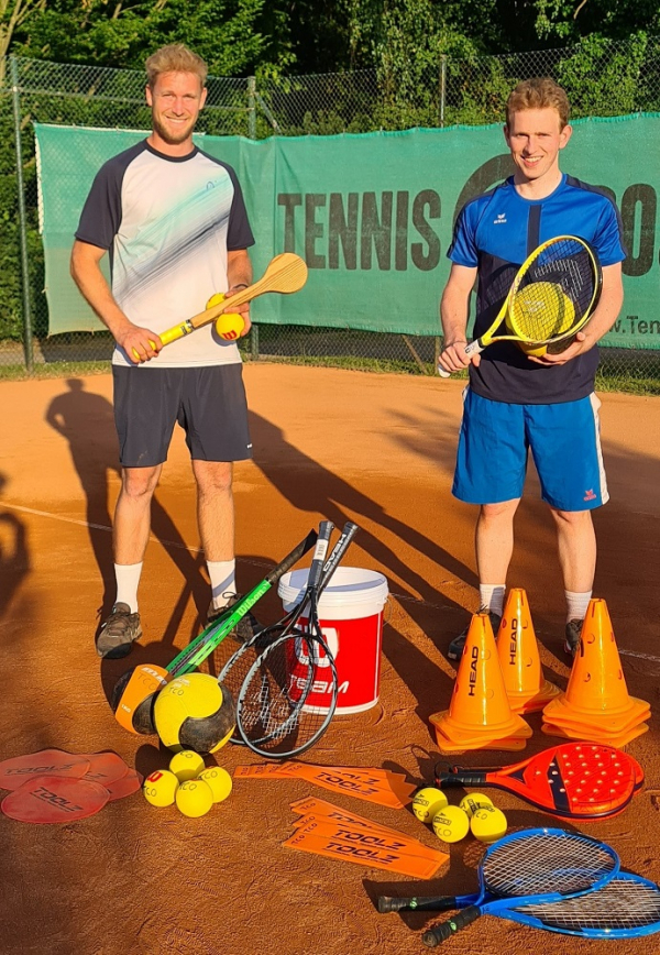 Tennistrainer Nils Müller (links) und TCO-Vorstandsmitglied Lukas Peschke freuen sich über neue Kinder- und Jugendtennisschläger sowie neue Trainingsutensilien. Foto: Frank Müller/TCO