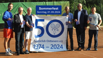 Die Vorfreude auf die Höhepunkte des Jubiläumsjahres steigt: Die Party für Mitglieder startet am Samstagabend um 19 Uhr, zum öffentlichen Sommerfest lädt der Club am Sonntag ab 14 Uhr ein. Auf dem Bild (v. l.): Kevin Niebrügge (TCO-Geschäftsführer), Bernd Ottenjann (Sparkasse Münsterland Ost), Karl-Heinz Spahn (2. TCO-Vorsitzender), Peter Börsch (1. TCO-Vorsitzender), Peter Scholz (Sparkasse Münsterland Ost), Lukas Peschke (TCO-Schriftführer). Foto: Karl-Heinz Kock