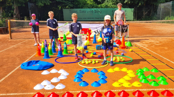 Die TCO-Nachwuchsspielerinnen und -spieler – hier mit Klara, Joris, Jonte und Jonathan – sowie Trainer Finn Schulze Topphoff freuen sich über die neuen Trainingsmaterialien und -bälle, die dank eines Zuschusses des Landessportbundes NRW angeschafft werden konnten. Foto: Lukas Peschke
