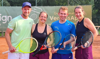 Das siegreiche Mixed I-Team mit Nils Müller, Vanessa Lindmeyer, Lukas Peschke und Katharina Frye. Auf dem Bild fehlen Yvonne Reckers und Moritz Bußmann. Foto: TC Ostbevern.
