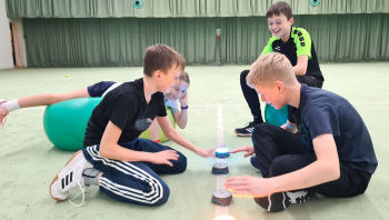Spaß hatten die TCO-Jugendlichen am Samstagnachmittag nicht nur mit dem Schläger in der Hand – hier bei einer Übung zur Schulung der Reaktion und Geschicklichkeit. Foto: Lukas Peschke.