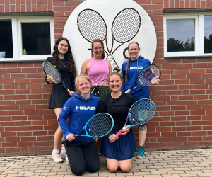 Ihren dritten Sieg feierten die Damen II (Bezirksklasse), die sich nach dem glatten 6:0 über Cheruskia Laggenbeck auf Rang zwei vorschieben konnten.