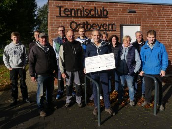Der Tennisclub Ostbevern präsentiert seinen finalen Spendenbetrag für den Wiederaufbau der Tennisplatzanlage des TC Bad Bodendorf in der Ahrregion. Foto: Annika Peschke/TCO.