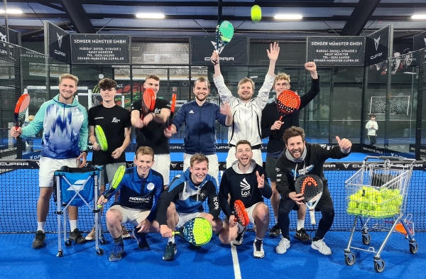 Das TCO-J-Team verbrachte unter Anleitung des argentinischen Padel-Coaches Nacho Alonso (vordere Reihe rechts) einen Samstagnachmittag in der Padel-Halle in Münster. Foto: Tennisclub Ostbevern.