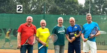 Turnierleiter Karl-Heinz Spahn (M.) mit den TCO-Spielern, die ihre beiden Matches gewonnen haben (v. l.): Reinhold Spahn, Wolfgang Bögel, Andreas Seidel und Ralf Droste. Foto: TCO.