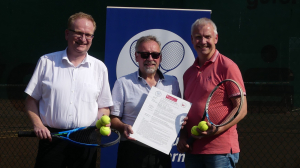 Bernd Ottenjann vom Sponsor Sparkasse Münsterland Ost (v.l.), TCO-Spieler Wolfgang Bögel und Turnierkoordinator Karl-Heinz Spahn freuen sich auf die neunte Auflage des Leistungsklassen-Turniers am 9. Juli in Ostbevern. Foto: Lukas Peschke