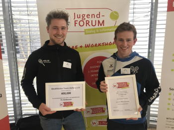 Nils Müller (l.) und Lukas Peschke wurden mit dem WTV-Young Generation Award für besonders herausragende Leistungen in der Kinder- und Jugendarbeit ausgezeichnet. Foto: Peter Börsch/TCO