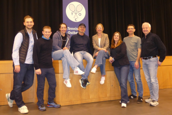 Das TCO-Vorstandsteam 2026 mit v. l. Geschäftsführer Kevin Niebrügge, Schriftführer Lukas Peschke, der 2. Vorsitzenden Katharina Frye, Sportwart Frank Müller, Beisitzerin Alexandra Sohn, Jugendwartin Saskia Mansla, Breitensportwart Clemens Börger und dem 1. Vorsitzenden Karl-Heinz Spahn. Auf dem Foto fehlt Beisitzerin Annika Peschke. Foto: Matthias Mansla/TCO.