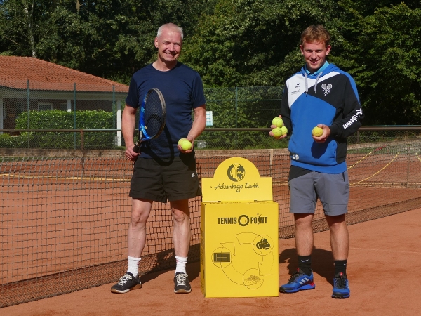 Karl-Heinz Spahn (links), 2. Vorsitzender des TC Ostbevern und Vorstandsmitglied Lukas Peschke (rechts) entsorgten die ersten gebrauchten Tennisbälle in der neu aufgestellten &quot;Recycling-Box&quot;