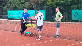 Thomas Rulle (links) stand am vergangenen Freitag (vorerst) letztmals als Tennistrainer auf der TCO-Anlage. Foto: Lukas Peschke