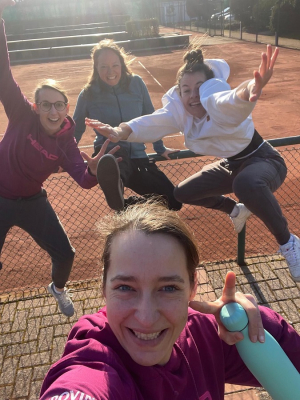 Vorfreude auf den Sommer. Die Bezirksliga-Damen siegten souverän mit 6:0 beim TC 22 Rheine und belegen im Endklassement Platz drei.