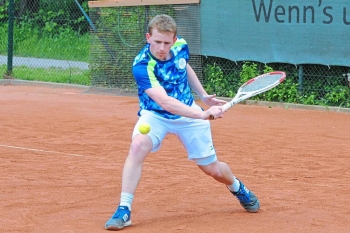 Die Tennisspieler – hier Lukas Peschke – hoffen, dass die Anlage bald wieder geöffnet wird. Foto: Aumüller 