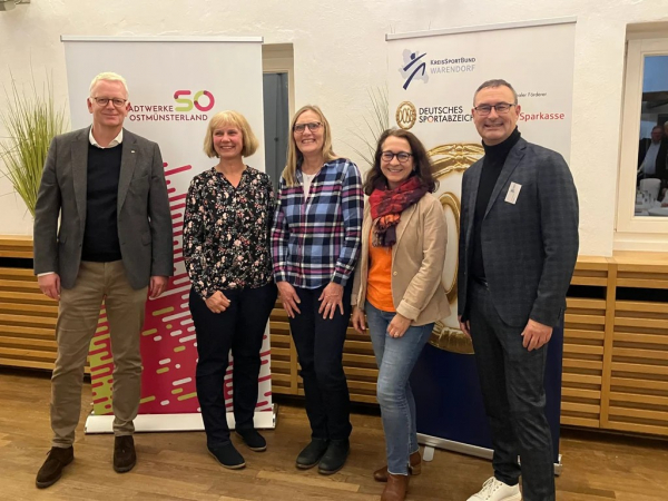v. l.: Winfried Münsterkötter (Geschäftsführer der Stadtwerke Ostmünsterland), das Gewinnerteam um die TCO-Breitensportlerinnen Rita Lauvers, Martina Haberland und Anja Haase sowie Frank Schott (Präsident des Kreissportbundes Warendorf). Auf dem Foto fehlen Sarah Haase und Sabine Schwarz. Foto: Kreissportbund Warendorf