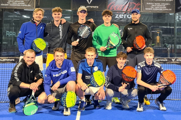 Tennistrainer Nils Müller (oben rechts) blieb beim clubinternen Padel-Event unbesiegt. Foto: TC Ostbevern