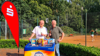 Diese defekte Eistruhe hat nach fast 17 Betriebsjahren ausgedient. Bernd Ottenjann (links, Sparkasse) und Karl-Heinz Spahn (TCO) freuen sich, dass dank eines Sparkassen-Zuschusses zum Start der Sommerferien eine neue Tiefkühltruhe angeschafft werden konnte. Foto: Lukas Peschke.