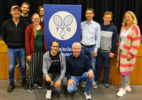 Das TCO-Vorstandsteam 2025 mit v. l. Sportwart Frank Müller, Geschäftsführer Kevin Niebrügge, Beisitzerin Annika Peschke, Jugendwartin Saskia Mansla, der neuen 2. Vorsitzenden Katharina Frye, dem neuen 1. Vorsitzenden Karl-Heinz Spahn (bislang 2. Vorsitzender), Breitensportwart Clemens Börger, Schriftführer Lukas Peschke und Beisitzerin Alexandra Sohn. Foto: TCO.
