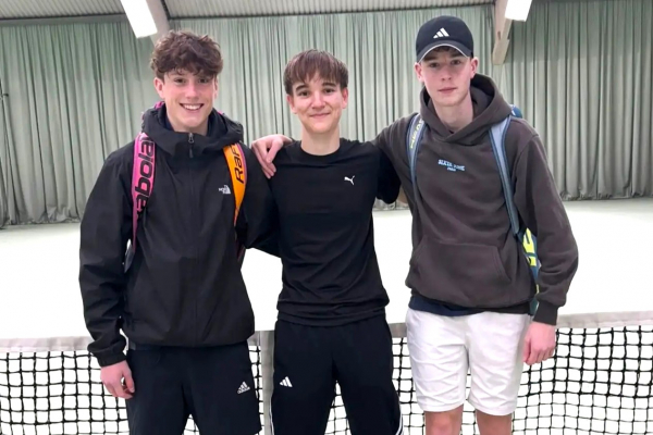 Die männliche U18 erspielte sich mit konstanten Leistungen Bezirksliga-Rang 3 in der Winterhallenrunde 2025/26. Foto: TCO.