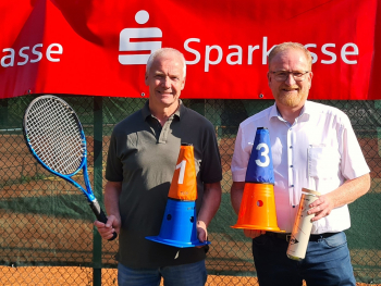 Das Ostbeverner LK-Turnier wird bereits zum 13. Mal von der Sparkasse Münsterland Ost unterstützt. Bernd Ottenjann (r., Sparkasse Münsterland Ost) überreichte Turnierleiter Karl-Heinz Spahn (l., TCO) symbolisch die Turnierbälle auf der Vereinsanlage. Foto: Lukas Peschke.