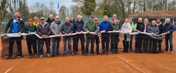 Die Ostbeverner Tennisspielerinnen und Tennisspieler – hier bei der Frühjahrsherrichtung der Platzanlage vor einer Woche – freuen sich über vier neue Netze und eine neue Kleinfeldnetzanlage, die mit einem Zuschuss des Kreissportbundes Warendorf angeschafft werden konnten. Foto: Lukas Peschke