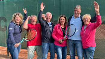 Das Mixed 40-Doppel-Team mit v. l. Manuela Cord, Guido Verspohl, Karl-Heinz Spahn, Maria Jäger, Ralf Droste und Hermine Wientke trennte sich mit einem leistungsgerechten Remis von Blau-Gold Lüdinghausen. Foto: TCO