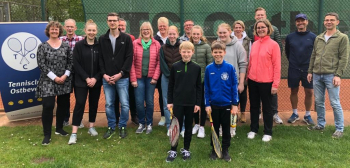 Der TCO-Vorstand rund um Peter Börsch (2. v. l.), Clemens Börger (rechts) und Frank Müller (2. v. r.) begrüßten am vergangenen Sonntagmittag zahlreiche Schnuppermitglieder zum Saisonauftakt auf der TCO-Platzanlage. Foto: Tennisclub Ostbevern