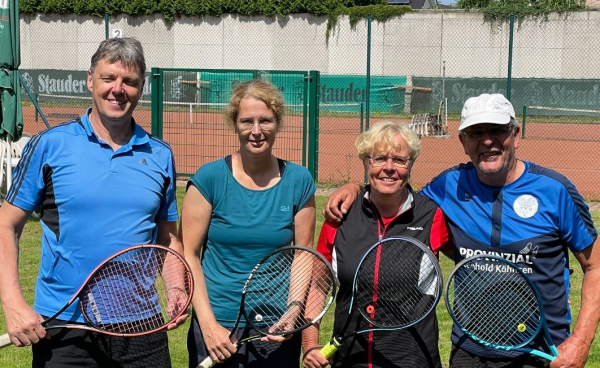 Das Mixed 40-Doppel-Team mit v. l. Ralf Droste, Astrid Struffert, Hermine Wientke und Kurt Bellmann siegte in Dorsten vor einer großflächigen Betonwand. Foto: TCO.
