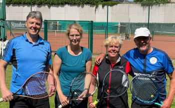 Das Mixed 40-Doppel-Team mit v. l. Ralf Droste, Astrid Struffert, Hermine Wientke und Kurt Bellmann siegte in Dorsten vor einer großflächigen Betonwand. Foto: TCO.