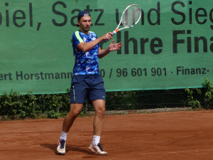 Kevin Kitzinski (Herren I) siegte mit herausragenden Leistungen zum Saisonabschluss beim TC St. Mauritz im Einzel und im Doppel. Foto: Lukas Peschke/TCO