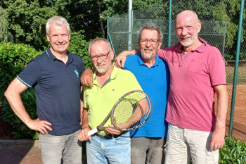 Turnierorganisator Karl-Heinz Spahn und die TCO-Akteure Wolfgang Bögel, Kurt Bellmann sowie Hansi Eidam (von links) freuten sich über den erfolgreichen Turniertag der 10. Auflage des Ostbeverner LK-Turniers. - Foto: Tennisclub Ostbevern