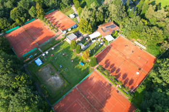 Die Tennisanlage bot am sonnigen Sonntagnachmittag zahlreiche Stationen zum Toben und Verweilen. Foto: Lukas Peschke