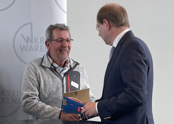 Der Landrat des Kreises Warendorf, Dr. Olaf Gericke (r.), ehrte Kurt Bellmann im Rahmen der Veranstaltung „Top 14 des Ehrenamtes im Sport“. Foto: Peter Börsch