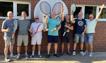 Die beiden Turnierleiter Karl-Heinz Spahn (links) und Gerd Wientke (rechts) freuten sich mit (v. l.) Clemens Börger, Joe Rocks, Andreas Seidel, Marcus Borgmann und Ralf Seidel über das gelungene Leistungsklassenturnier. Foto: TC Ostbevern