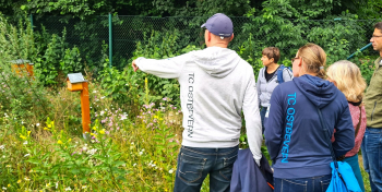 Dr. Berit Philipp (im Bildhintergrund) von der NABU-Naturschutzstation Münsterland zeigte sich von dem Zwischenergebnis der ökologischen Aufwertung der Tennisplatzanlage begeistert. Foto: Lukas Peschke